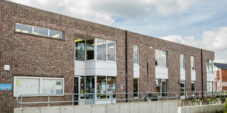 Voorgevel van het bibliotheekgebouw in Borsbeek